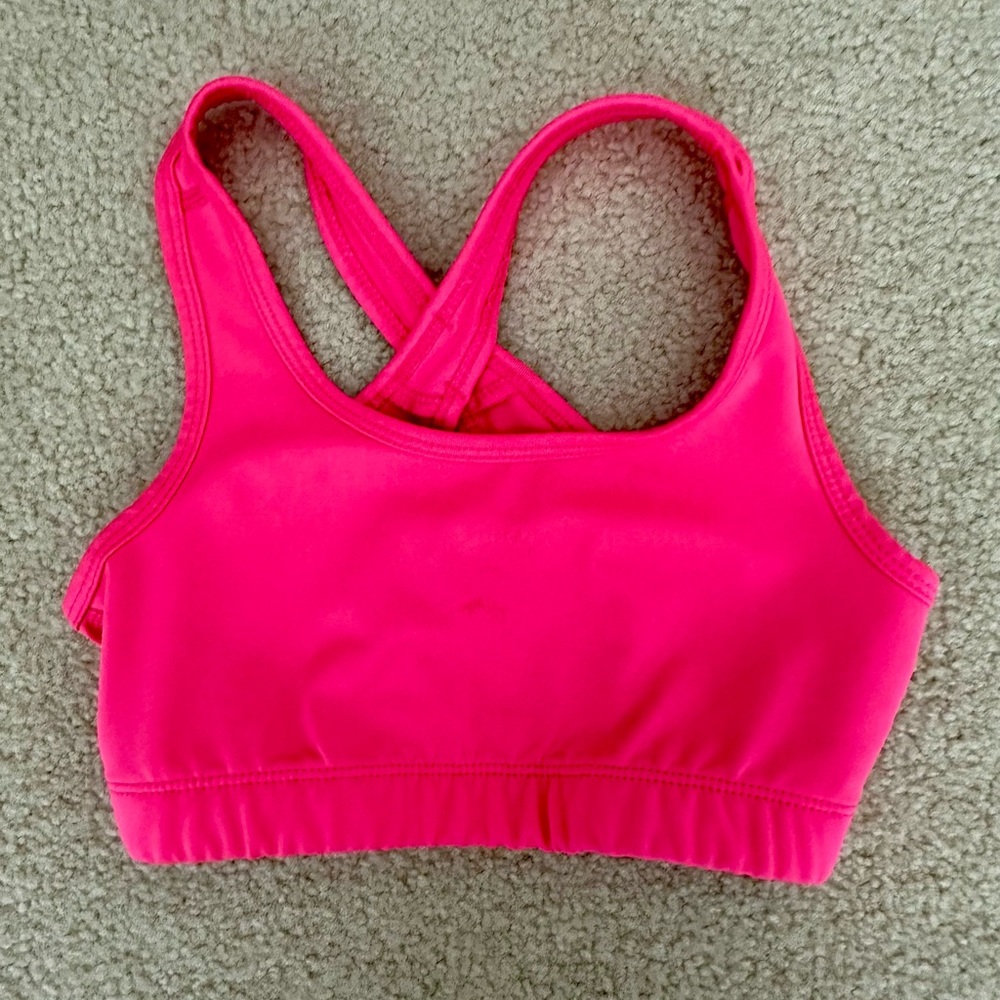 Girls Hot Pink Sports Bra, With Cut Out In Back
Size S-7
Excellent Condition